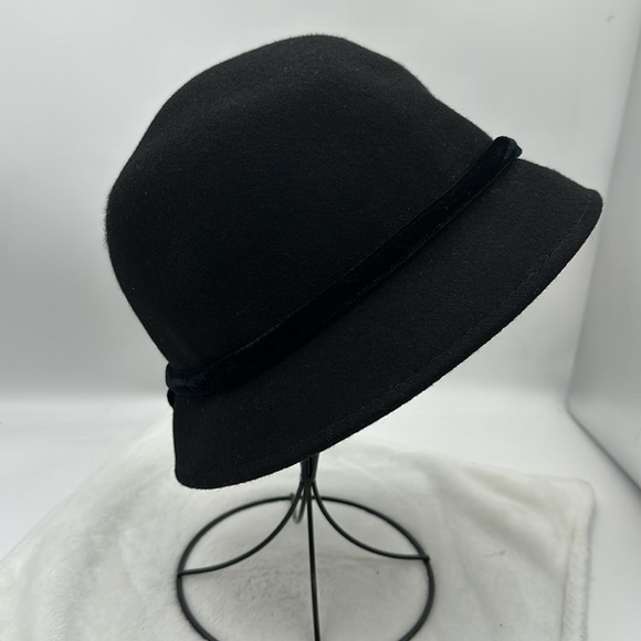 Crazy Horse-Liz Claiborne 100% Wool with Velvet Band & Bow Cloche Hat - Picture 5 of 7
